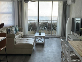 Surfers Paradise Ocean View Apartment with Pool & Lift Access